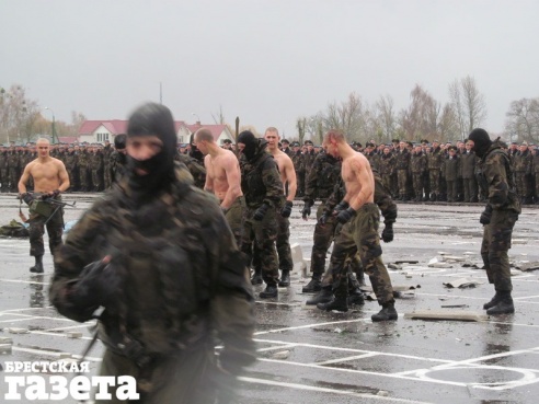 Праздник десантников в Бресте прошел под дождем