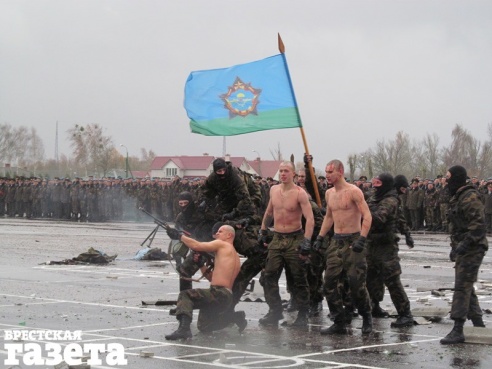 Праздник десантников в Бресте прошел под дождем
