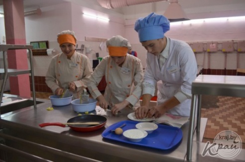 «Чайханщики» и «шынкары» соревновались в приготовлении драников в Вилейке (ФОТО)