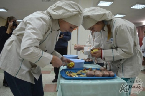 «Чайханщики» и «шынкары» соревновались в приготовлении драников в Вилейке (ФОТО)