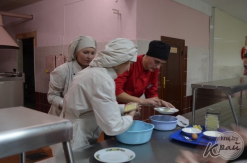 «Чайханщики» и «шынкары» соревновались в приготовлении драников в Вилейке (ФОТО)