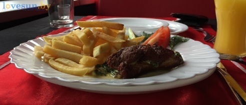 Тайный гость в красно-чёрном ресторане Ksart в Светлогорске