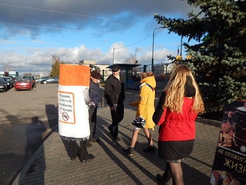 Светлогорские активисты меняли сигареты на конфеты