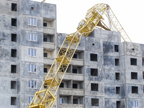 В Бобруйске на строящийся дом упал кран