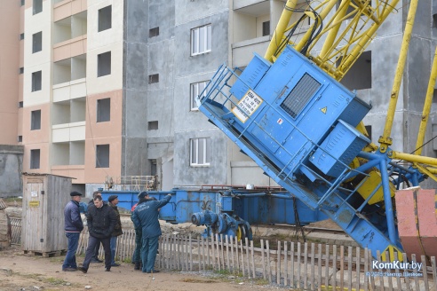 В Бобруйске на строящийся дом упал кран