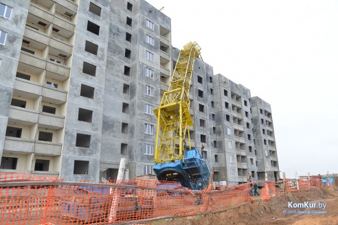 В Бобруйске на строящийся дом упал кран