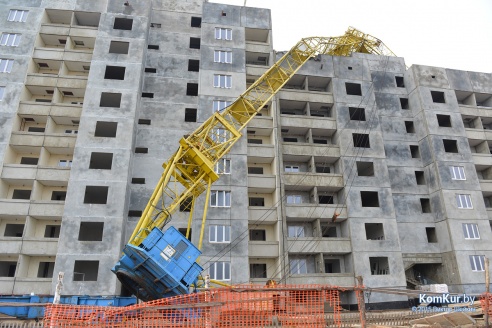 В Бобруйске на строящийся дом упал кран