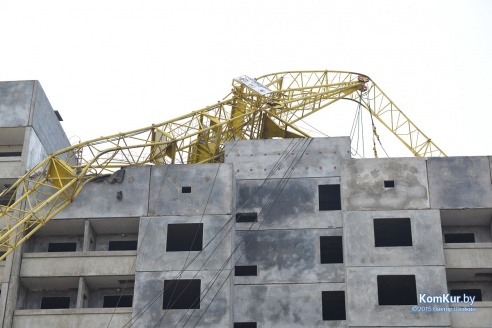 В Бобруйске на строящийся дом упал кран