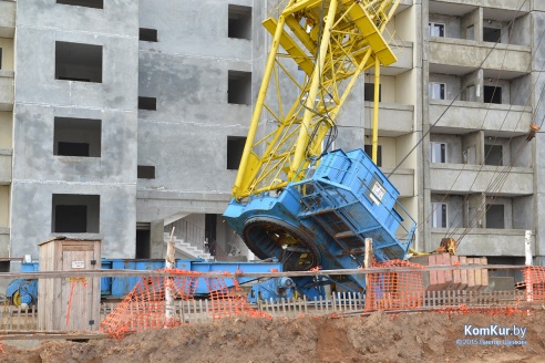 В Бобруйске на строящийся дом упал кран