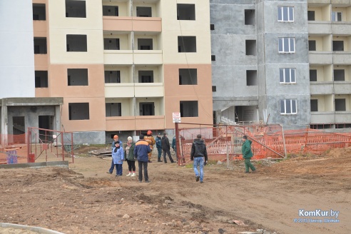 В Бобруйске на строящийся дом упал кран