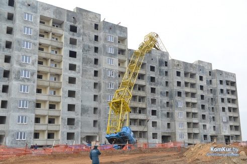 В Бобруйске на строящийся дом упал кран