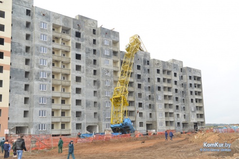 В Бобруйске на строящийся дом упал кран