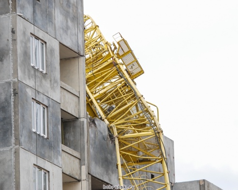 В Бобруйске на строящийся дом упал кран