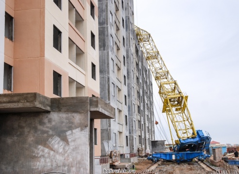 В Бобруйске на строящийся дом упал кран