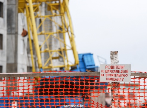 В Бобруйске на строящийся дом упал кран