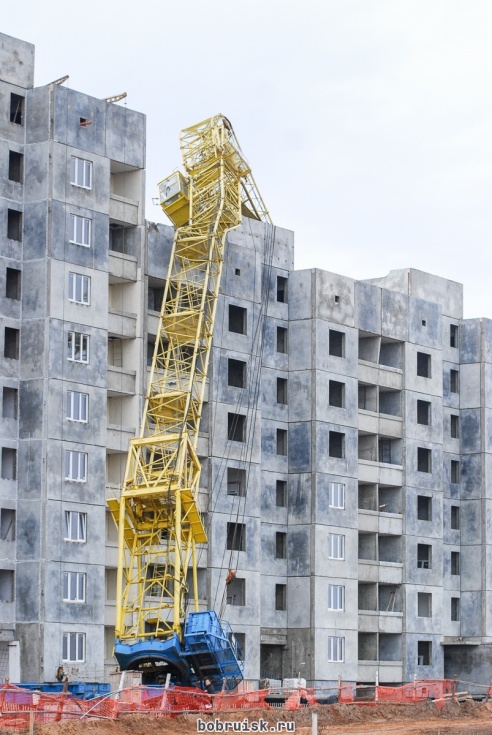 В Бобруйске на строящийся дом упал кран