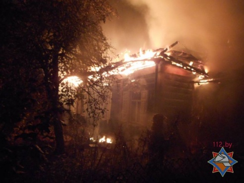 В горящем доме в Бобруйске погибла многодетная мать, дети успели спастись