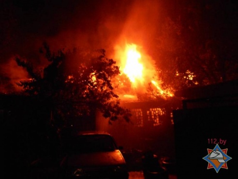 В горящем доме в Бобруйске погибла многодетная мать, дети успели спастись