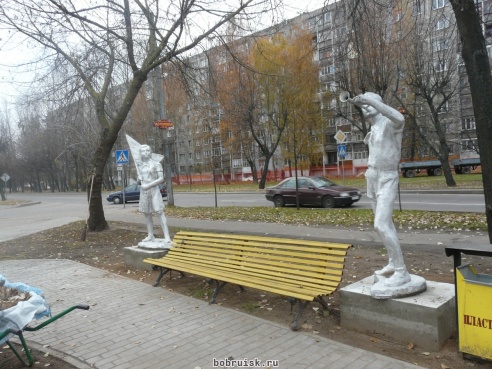 В центре Бобруйска ведутся работы по созданию уголка советской скульптуры