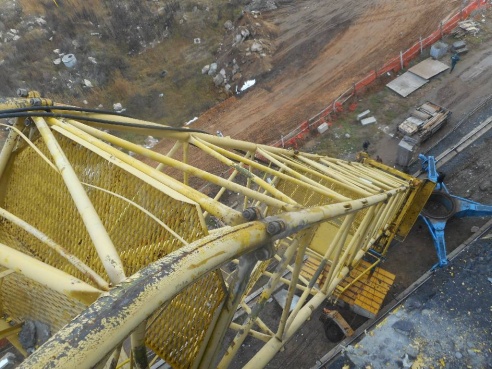 МЧС: на бульваре Приберезинском произошло опрокидывание башенного подъемного крана