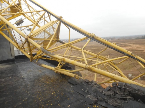 МЧС: на бульваре Приберезинском произошло опрокидывание башенного подъемного крана