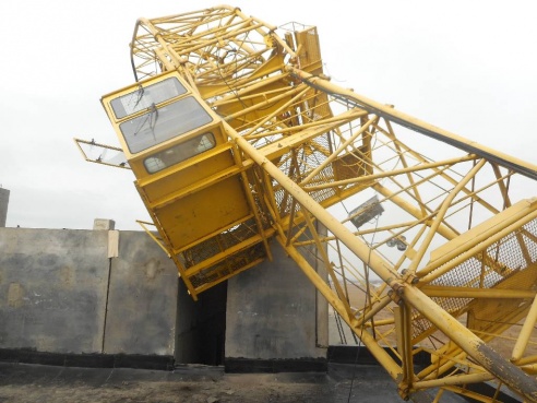 МЧС: на бульваре Приберезинском произошло опрокидывание башенного подъемного крана