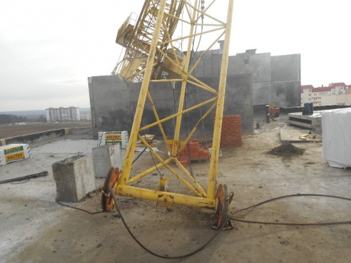 МЧС: на бульваре Приберезинском произошло опрокидывание башенного подъемного крана