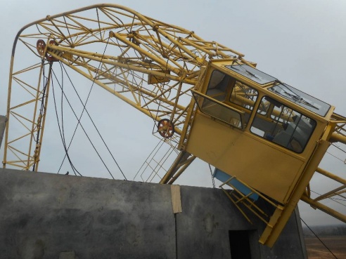 МЧС: на бульваре Приберезинском произошло опрокидывание башенного подъемного крана