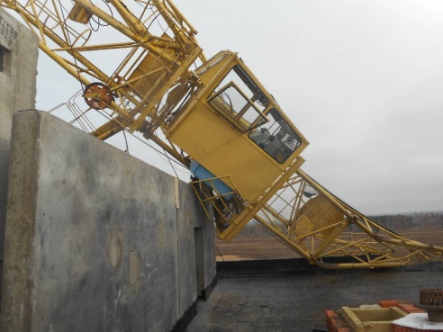 МЧС: на бульваре Приберезинском произошло опрокидывание башенного подъемного крана