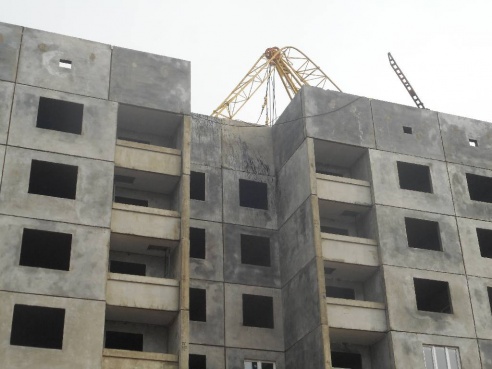 МЧС: на бульваре Приберезинском произошло опрокидывание башенного подъемного крана