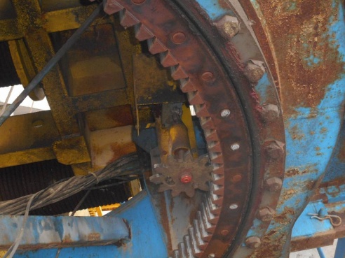 МЧС: на бульваре Приберезинском произошло опрокидывание башенного подъемного крана