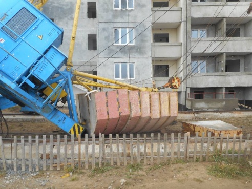 МЧС: на бульваре Приберезинском произошло опрокидывание башенного подъемного крана