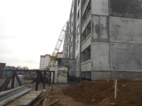 МЧС: на бульваре Приберезинском произошло опрокидывание башенного подъемного крана