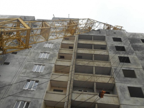 МЧС: на бульваре Приберезинском произошло опрокидывание башенного подъемного крана