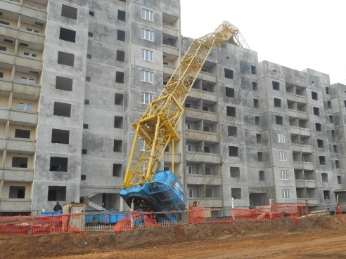 МЧС: на бульваре Приберезинском произошло опрокидывание башенного подъемного крана