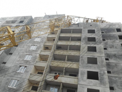 МЧС: на бульваре Приберезинском произошло опрокидывание башенного подъемного крана