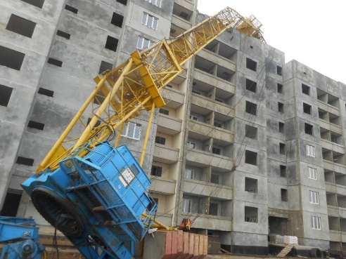 МЧС: на бульваре Приберезинском произошло опрокидывание башенного подъемного крана