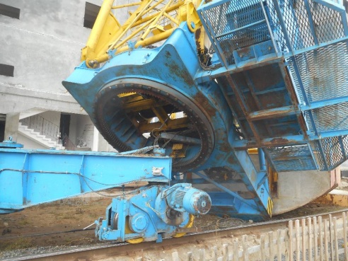 МЧС: на бульваре Приберезинском произошло опрокидывание башенного подъемного крана