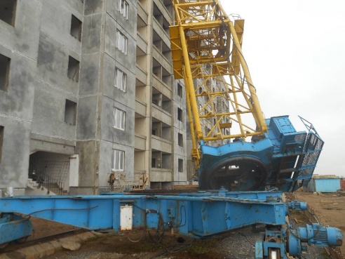 МЧС: на бульваре Приберезинском произошло опрокидывание башенного подъемного крана