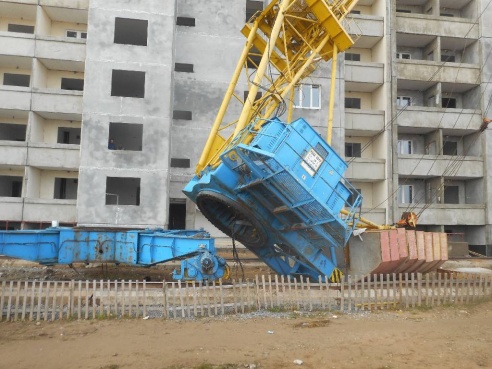 МЧС: на бульваре Приберезинском произошло опрокидывание башенного подъемного крана