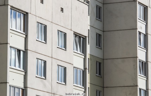 Маленькая бобруйчанка выпала из окна, пытаясь предупредить маму о заклинившей двери