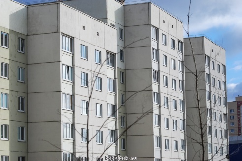 Маленькая бобруйчанка выпала из окна, пытаясь предупредить маму о заклинившей двери