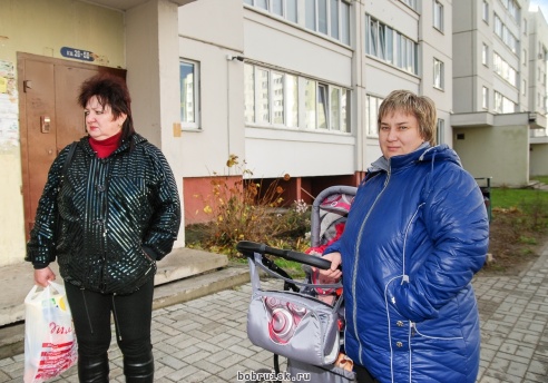 Маленькая бобруйчанка выпала из окна, пытаясь предупредить маму о заклинившей двери