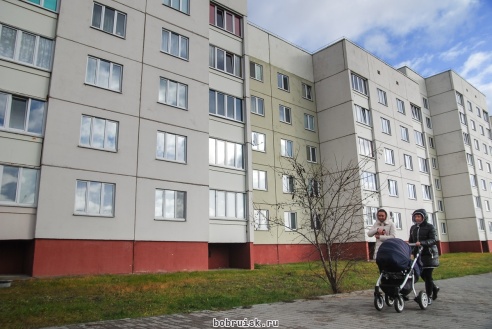 Маленькая бобруйчанка выпала из окна, пытаясь предупредить маму о заклинившей двери