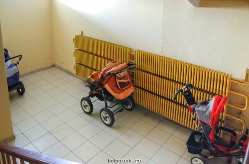 Маленькая бобруйчанка выпала из окна, пытаясь предупредить маму о заклинившей двери