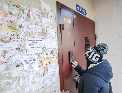 Маленькая бобруйчанка выпала из окна, пытаясь предупредить маму о заклинившей двери