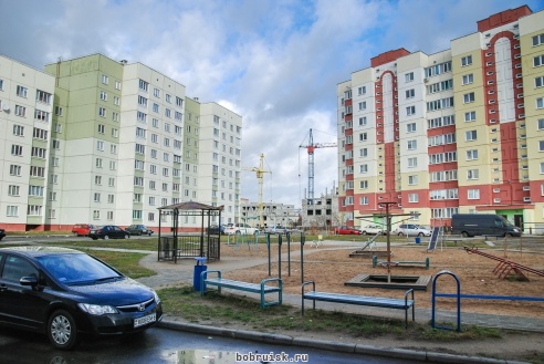 Маленькая бобруйчанка выпала из окна, пытаясь предупредить маму о заклинившей двери