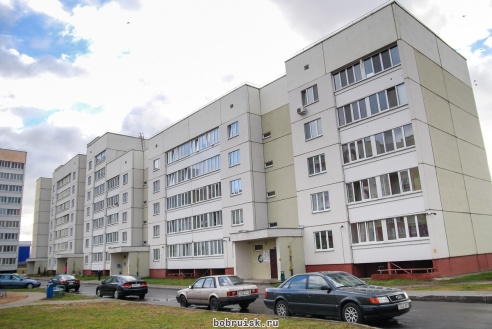 Маленькая бобруйчанка выпала из окна, пытаясь предупредить маму о заклинившей двери