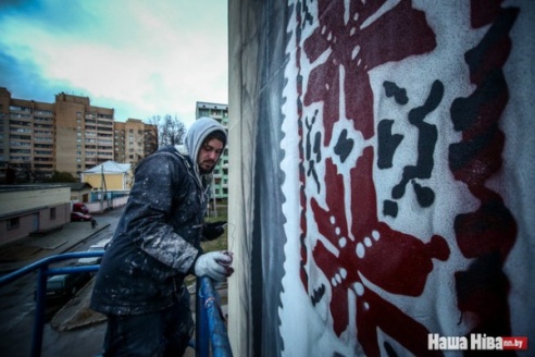 Огромный портрет белорусской девушки в вышиванке появился на здании общежития в Минске