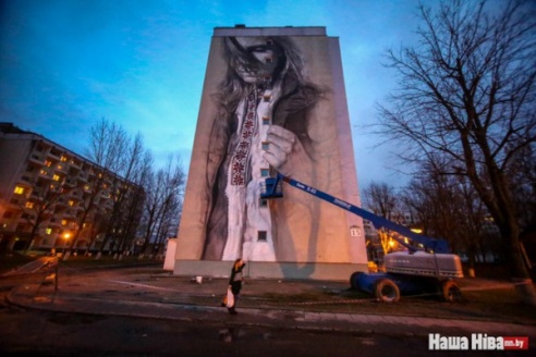 Огромный портрет белорусской девушки в вышиванке появился на здании общежития в Минске